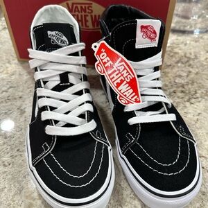 Vans Black & White Classic High-Top Sneakers Woman’s 8.5 Men’s 7 New with box